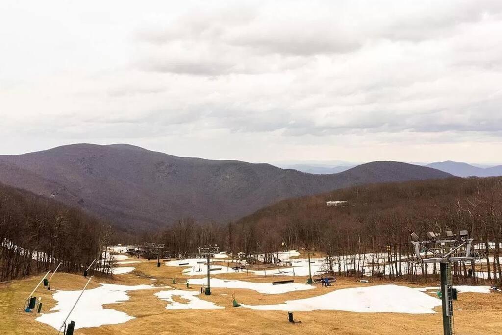 Diamond Adventure Slope Side With Foosball And Arcade At Wintergreen Resort Экстерьер фото